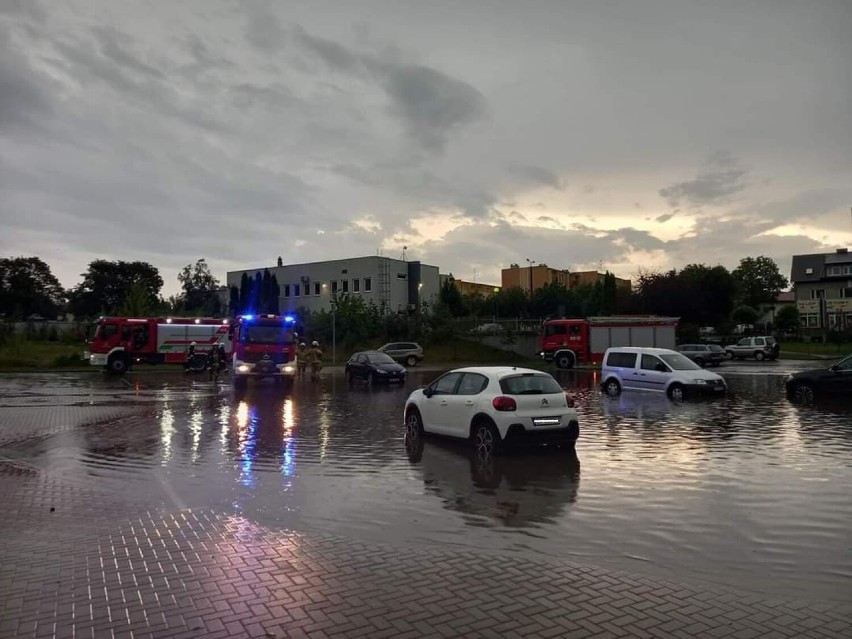Gwałtowna burza w Rypinie i powiecie rypińskim. Zalane ulice i parkingi. Zobacz zdjęcia [24.08.2022]