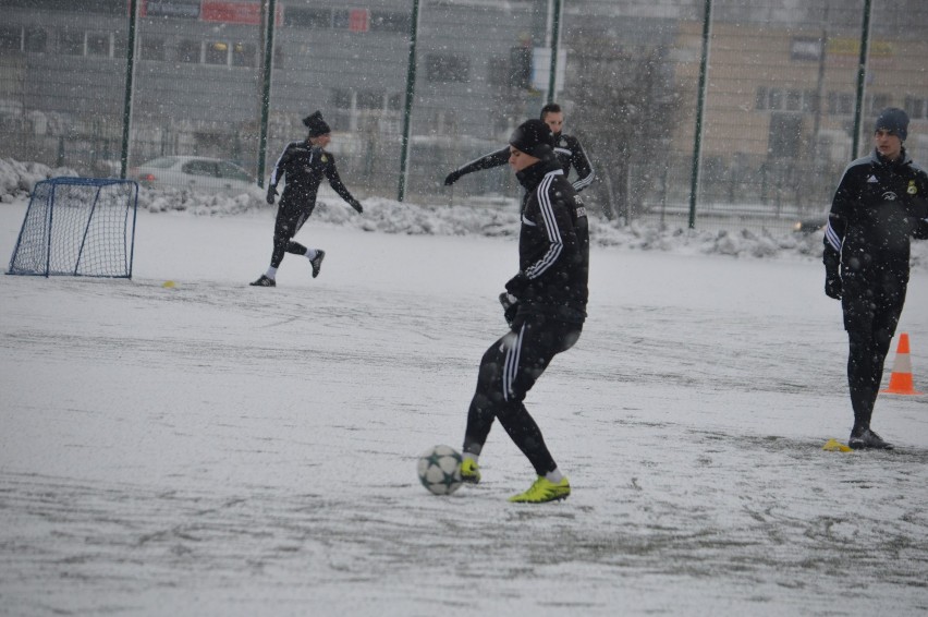 27 zawodników PGE GKS Bełchatów trenowało w zimowej aurze na sztucznej nawierzchni [GALERIA]