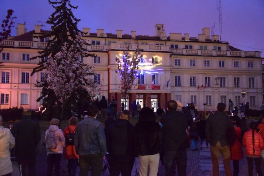 Pruszcz Gdański: Pokaz laserów i mapping przed budynkiem starostwa na 15-lecie Polski w Unii Europejskiej [ZDJĘCIA, WIDEO]