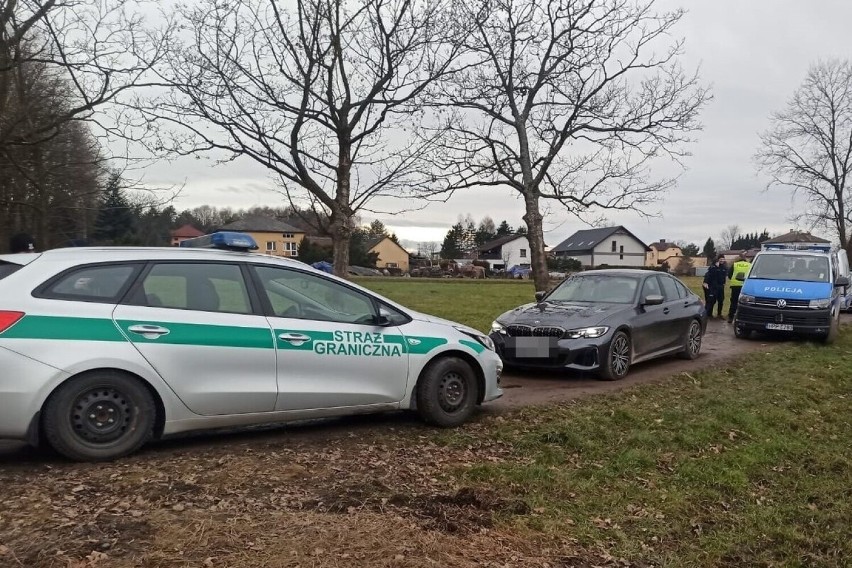 Policjanci z bielskiej drogówki wraz ze strażnikami...