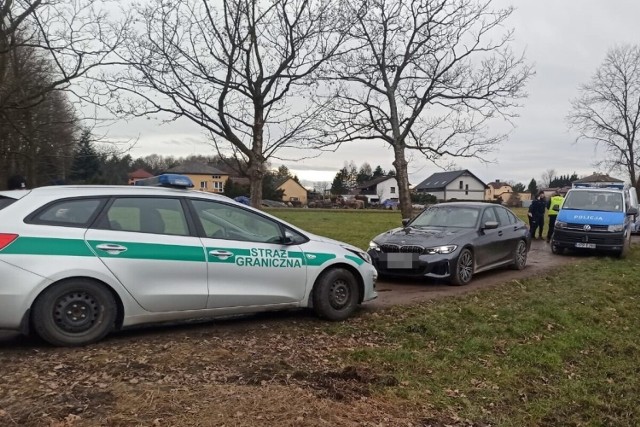 Policjanci z bielskiej drogówki wraz ze strażnikami granicznymi zatrzymali w Jawiszowicach w gminie Brzeszcze sześciu obywateli Turcji