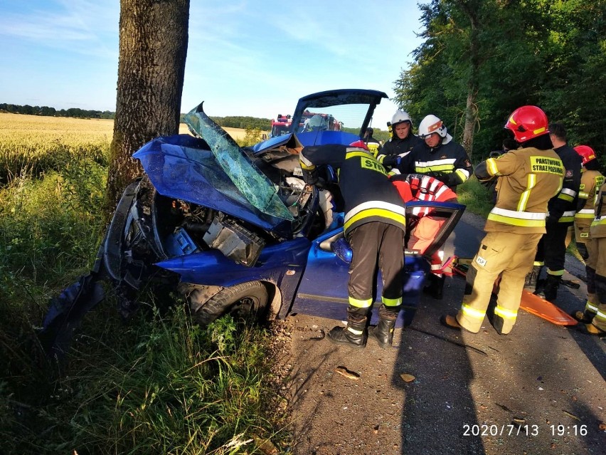 Zderzenie seata leon z drzewem na drodze Debrzno - Główna