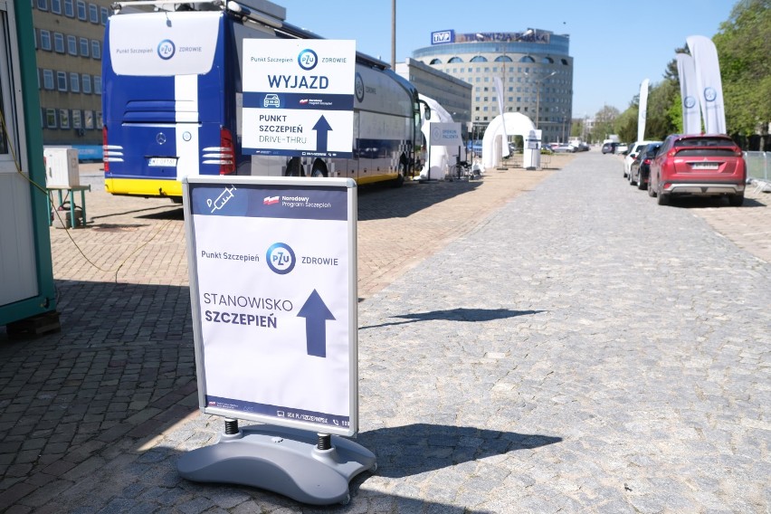 Punkt szczepień drive thru w Warszawie otwarty. Pierwszy uruchomiono na parkingu TVP. "Nie ma kolejek"