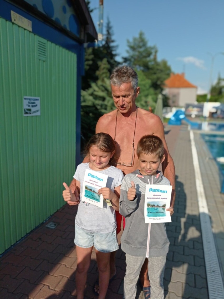 Krotoszyn: Nauka pływania na basenie odkrytym zakończona. Przydatną umiejętność w życiu przyswoiło podczas wakacji 34 kursantów
