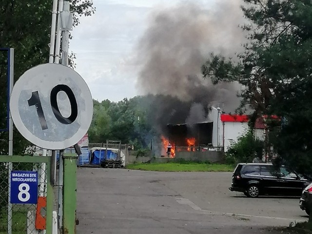 Pożar przy hali na ulicy Wrocławskiej w Radomiu.