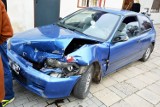 Wypadek na ul. Szpitalnej we Włocławku. 18-letni kierowca hondy wjechał w tył forda [wideo, zdjęcia]