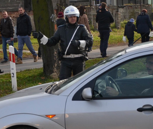 1 listopada. Na ulicy Głowackiego w Malborku policjanci drogówki kierowali ruchem.