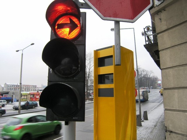 Maszty rejestrujące kierowców przejeżdżających przez skrzyżowanie na czerwonym świetle zostały zamontowane w Bielsku-Białej w styczniu tego roku.