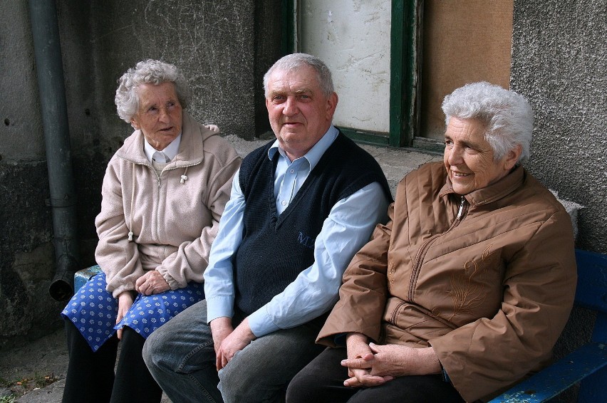 Od lewej: pani Alfreda, pan Ryszard, pani Helena. Mieszkańcy...