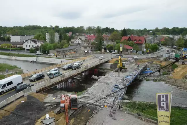 Most Andrzeja jest rozbierany. Auta i piesi korzystają z mostu tymczasowego