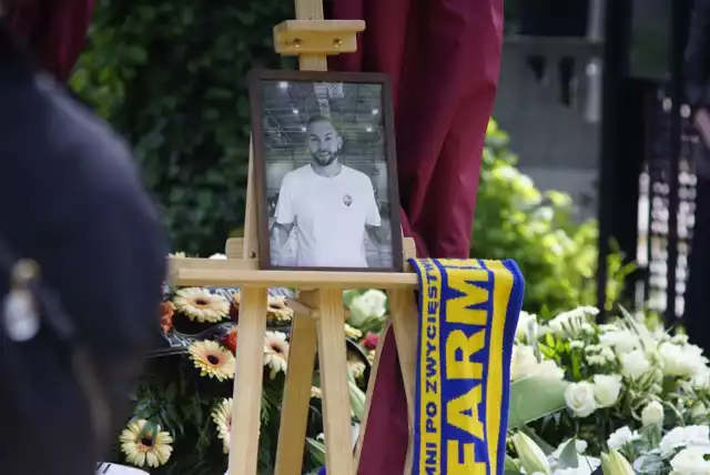 W samo południe na cmentarzu parafialnym w Opalenicy tłumy pożegnały 32-letniego koszykarza Enei Basket Poznań, Dawida Bręka. 

Zobacz zdjęcia --->