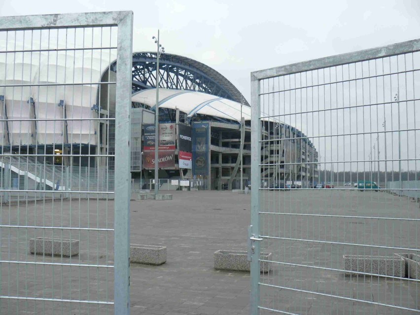 Euro 2012 - Wokół Stadionu Miejskiego stoi już nowy płot [ZDJĘCIA]