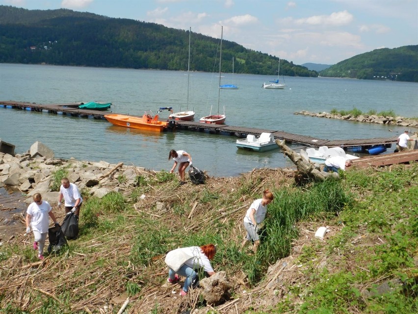 Sprzątanie brzegów Jeziora Żywieckiego z okazji Światowego Dnia Ochrony Środowiska [ZDJĘCIA]