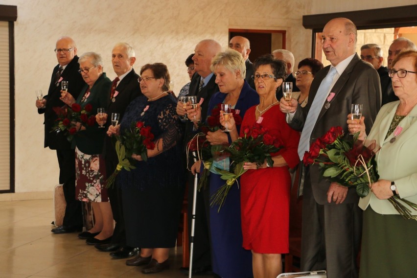 Jubileusze małżeńskie w gminie Pępowo. Uhonorowano małżeństwa z długoletnimi stażami [ZDJĘCIA] 