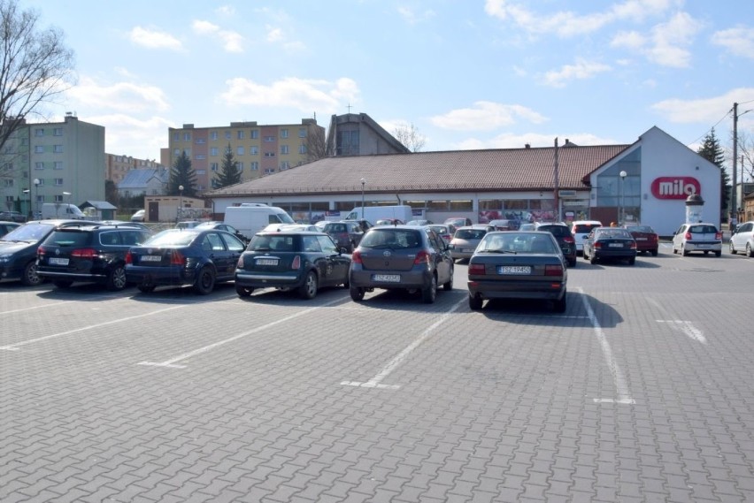 Pełny parking przed marketem Mila