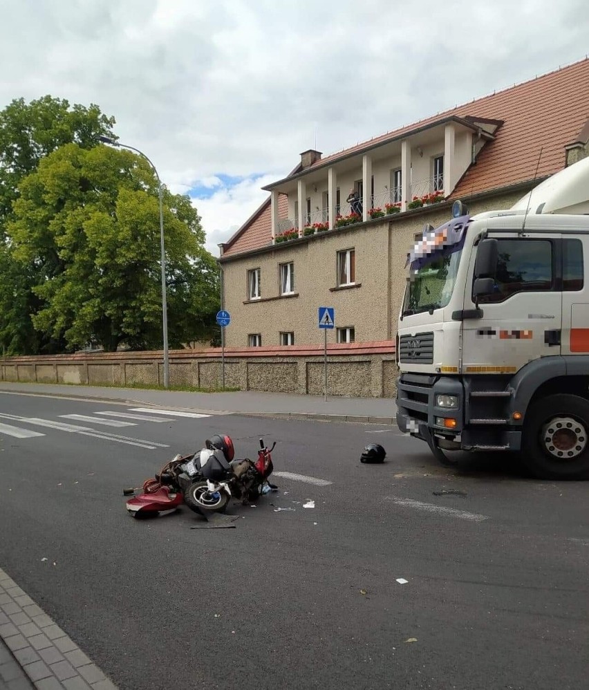 Wypadek w Pniewach z udziałem samochodu ciężarowego i motoroweru