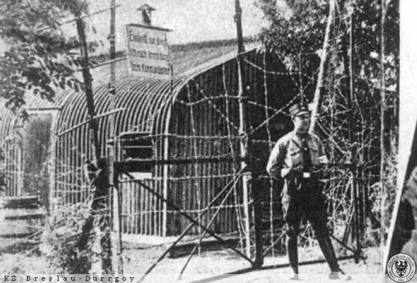 Brama do obozu koncentracyjnego KZ Breslau-Dürrgoy. W czasie...