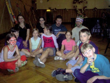 Dzieci ze świetlicy &amp;#8222;Bratki&amp;#8221;.  W pióropuszu wykonanym z długopisów siedzi wolontariusz Krzysztof Karbowiak.