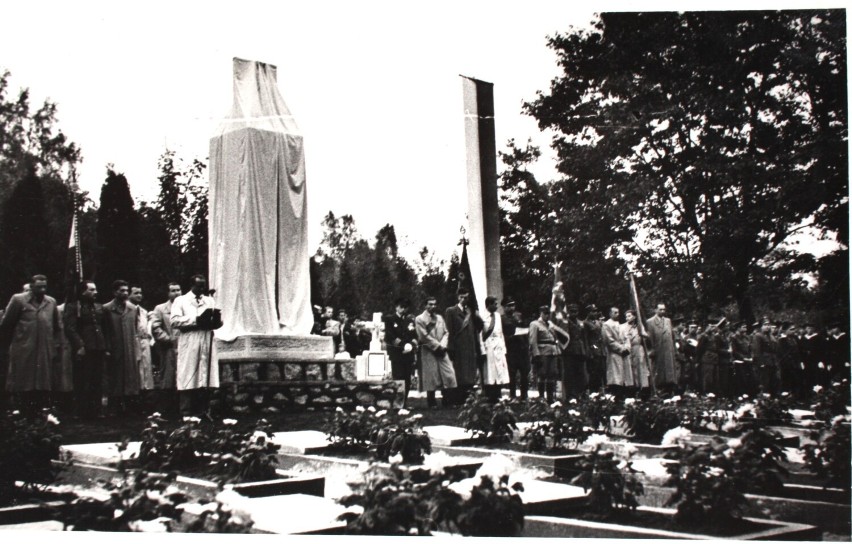 Pomnik żołnierski na cmentarzu w Sławnie. Dawniej i dziś