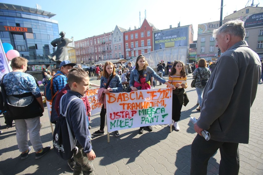 Happening uczniów w Dniu Uprzejmego Pasażera w Sosnowcu