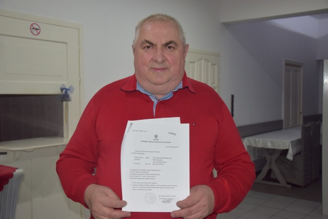 Jan Ratajczak pokazuje odpis wyroku Wojewódzkiego Sądu Administracyjnego w Poznaniu