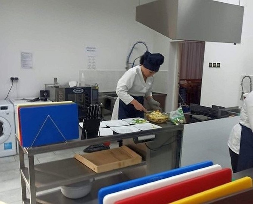 Zajęcia kulinarne z kuchni śródziemnomorskiej w Zespole Szkół w Kościelcu. Tym razem uczniowie pichcili dania bałkańskie [zdjęcia]