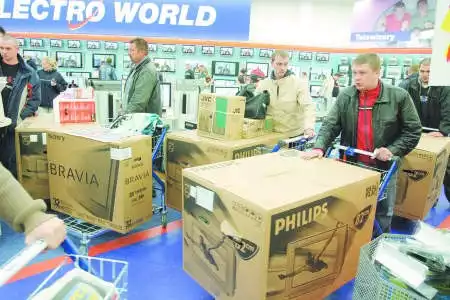 Rano, w dniu otwarcia marketu Electro World, wśród klientów największym wzięciem cieszyły się telewizory.Fot. A. Warżawa