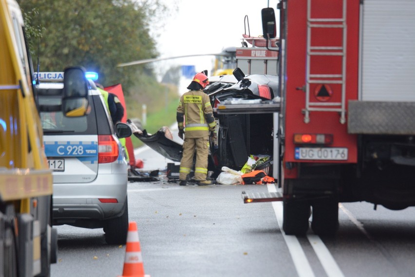 Dwoje młodych ludzi zginęło w wypadku w Bzowie [wideo, zdjęcia]