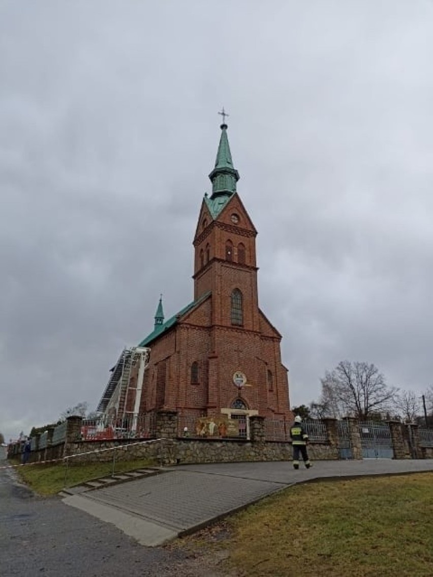 Uszkodzony dach kościoła w Piotrowicach w pow. oświęcimskim