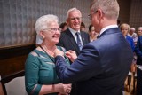Dwadzieścia siedem par z Częstochowy świętowało jubileusz Złotych Godów. Małżeństwa otrzymały medale od prezydenta RP. ZDJĘCIA