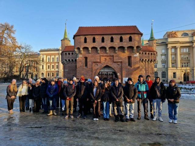 Uczniowie kazimierskiej "jedynki" odbyli ciekawą wycieczkę do Krakowa. Zwiedzili dawne wnętrza Akademii Krakowskiej. Byli też na spektaklu "Opowieść wigilijna" w Teatrze im. Juliusza Słowackiego.