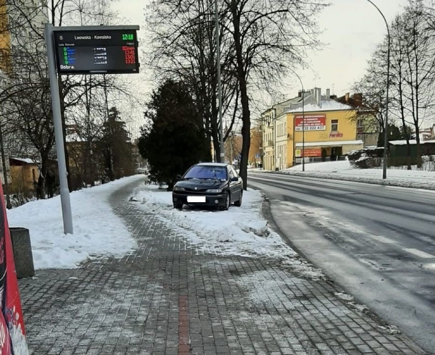 Wyczyny mistrzów parkowania na ulicach Tarnow