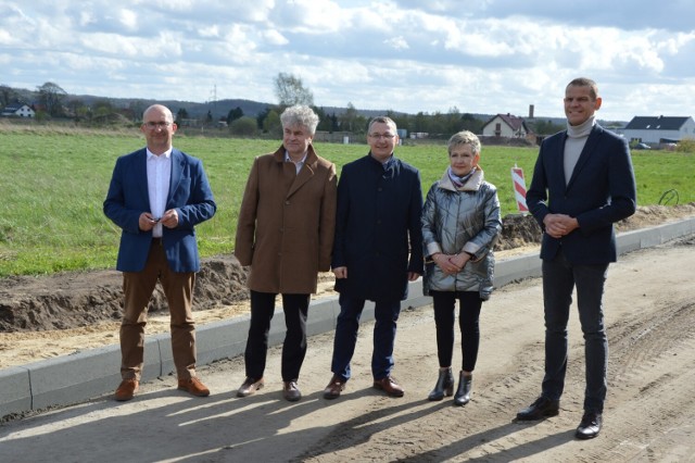W środę 26 kwietnia na terenie placu budowy pojawili się przedstawiciele władz samorządowych i współpracownicy posła na Sejm RP i rzecznika rządu Piotra Müllera.