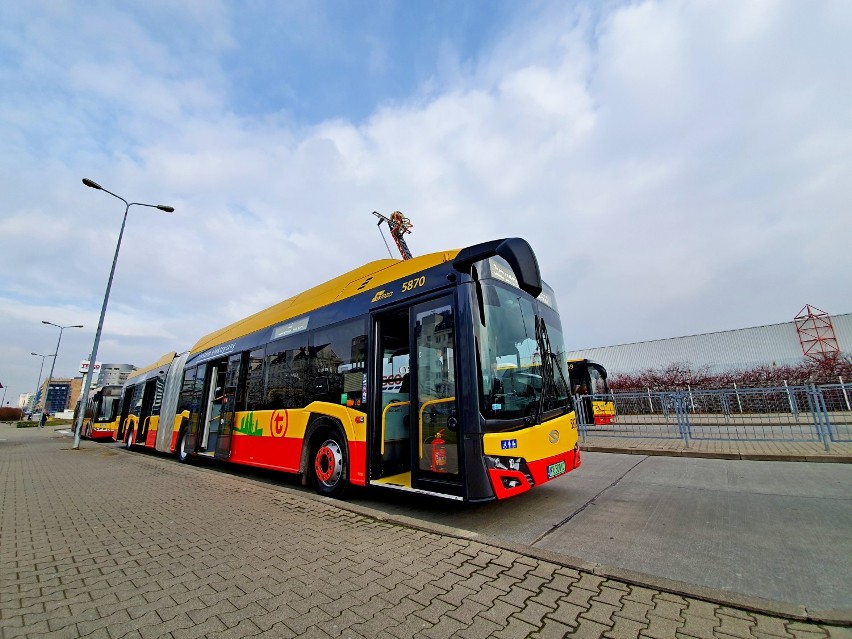 Przegubowy elektrobus jeździ już po ulicach Warszawy. To pierwszy pojazd z "kontraktu stulecia"