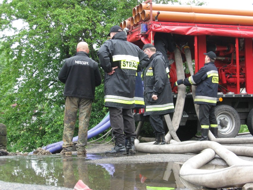 Kilka jednostek straży pożarnej wypompowywało wodę