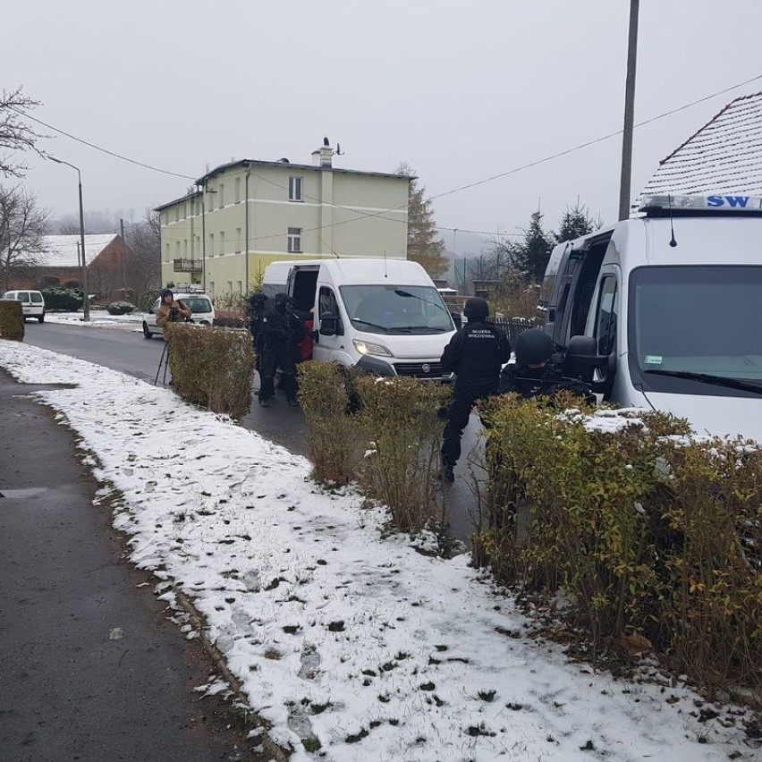 Zaatakowali konwój więzienny, ostrzelali policjantów i wzięli zakładnika! [ZDJĘCIA]