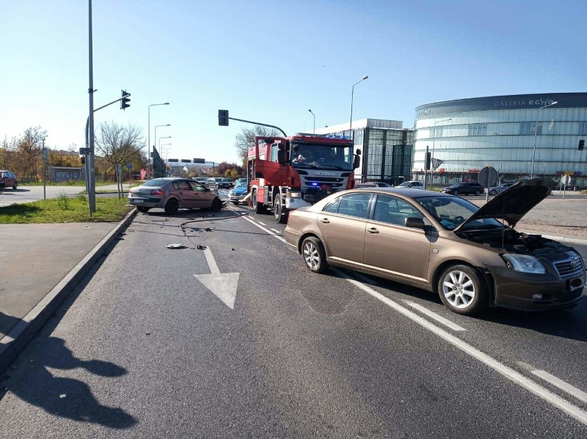 Wypadek w pobliżu galerii handlowej w Kielcach. Ucierpiały trzy osoby