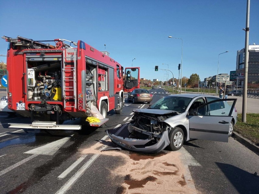 Wypadek w pobliżu galerii handlowej w Kielcach. Ucierpiały trzy osoby