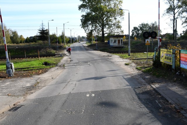 Na ulicy Rolniczej w Piotrkowie brakuje chodnika i ścieżki rowerowej na odcinku prowadzącym przez teren kolejowy