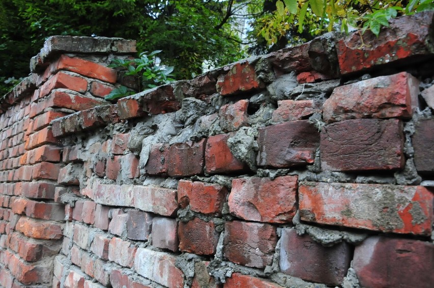 Remont zabytkowego muru przy ul. Fortecznej w Krośnie odsunięty w czasie. Podjęcie prac budowlanych groziło katastrofą