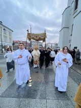 Wielkanoc 2023. Tak wyglądały rezurekcje w piotrkowskich kościołach - ZDJĘCIA