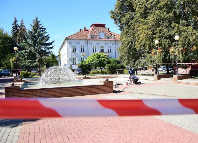 Rozpoczął się remont murków wokół fontanny na placu Antoniego Surowieckiego w Tarnobrzegu.