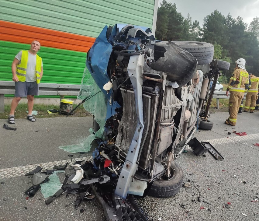 Wypadek na S8 koło Czerniewic. Jedna osoba ranna w zderzeniu busa, ciężarówki i osobówki [ZDJĘCIA]