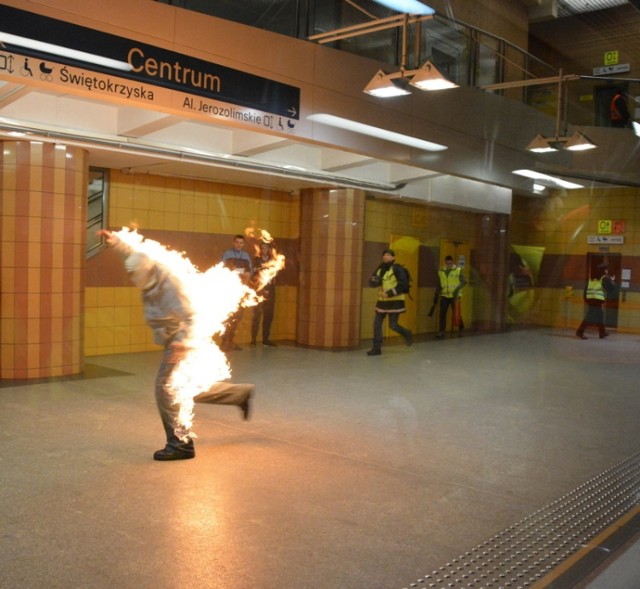 Efektowne nocne ćwiczenia w metrze. Po peronie biegał płonący człowiek [zdjęcia]
