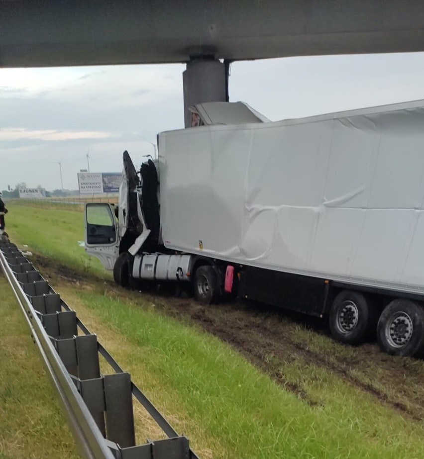 Samochód ciężarowy uderzył w filar wiaduktu na autostradzie A2 [FOTO]