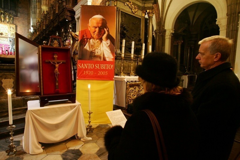 Wrocław: Uroczystość peregrynacji krzyża Jana Pawła II w Katedrze (ZDJĘCIA)