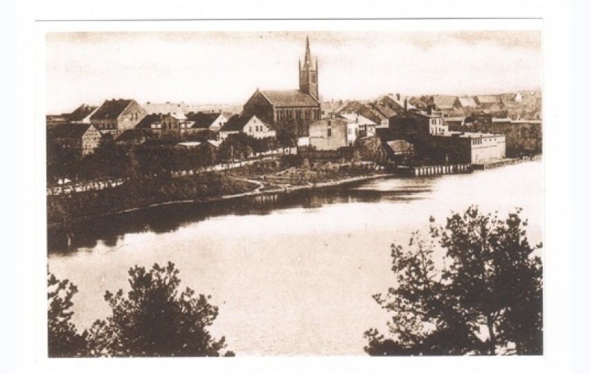 Panorama miasta- widok na rynek z dominującą bryłą kościoła...