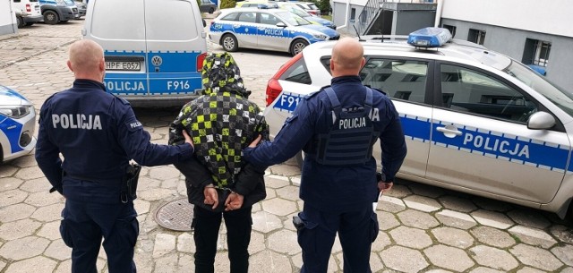 Policjanci zatrzymali sprawcę napadu rabunkowego na sklep w Rawie Mazowieckiej, który stanie przed Sądem Okręgowym w Łodzi.