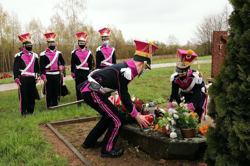 Kwiaty na grobie pierwszego Wójta Wolnego Miasta Sokółka. Tak władze uczciły 230. rocznicę uchwalenia Konstytucji 3 Maja   