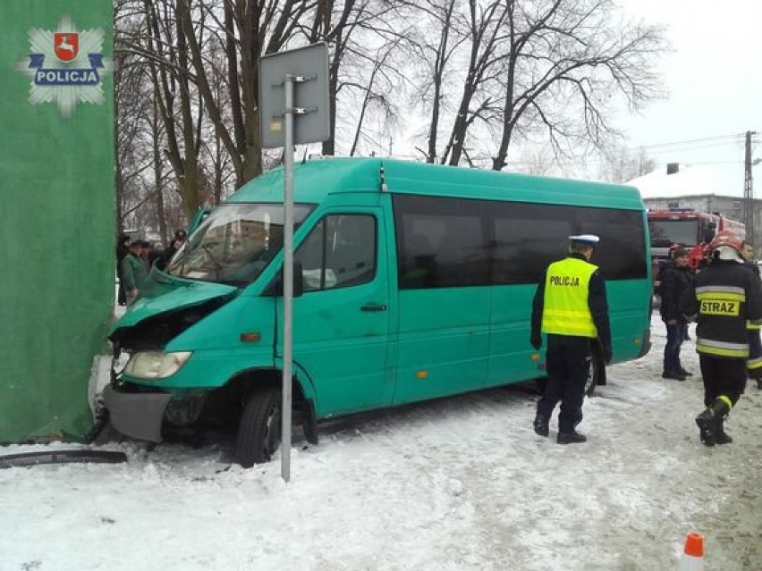 Nowa Wola: Kierowca busa wjechał w sklep. Do szpitala zabrano cztery osoby